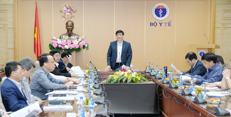 GS.TS.Nguyễn Thanh Long, Ủy viên BCH Trung ương Đảng, Bộ trưởng Bộ Y tế phát biểu tại cuộc họp